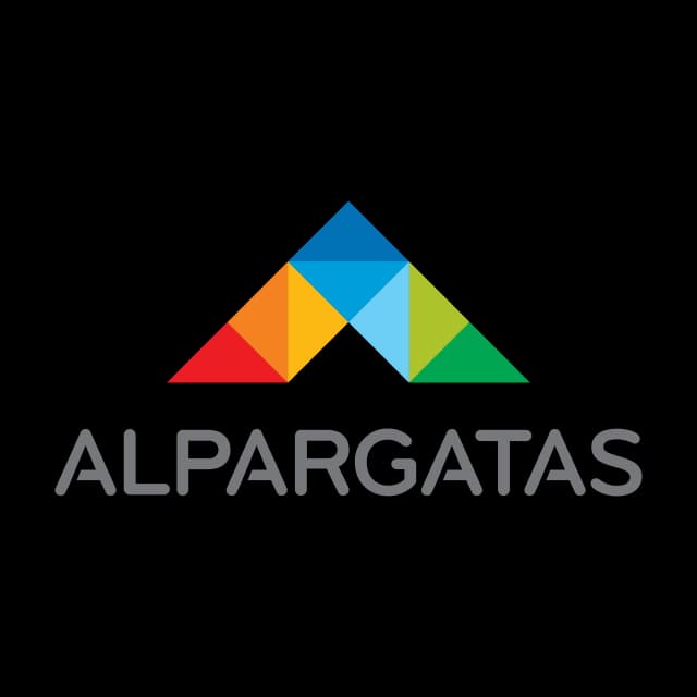 Logo da Alpargatas com vários triângulos coloridos com a palavra alpargatas escrita em cinza