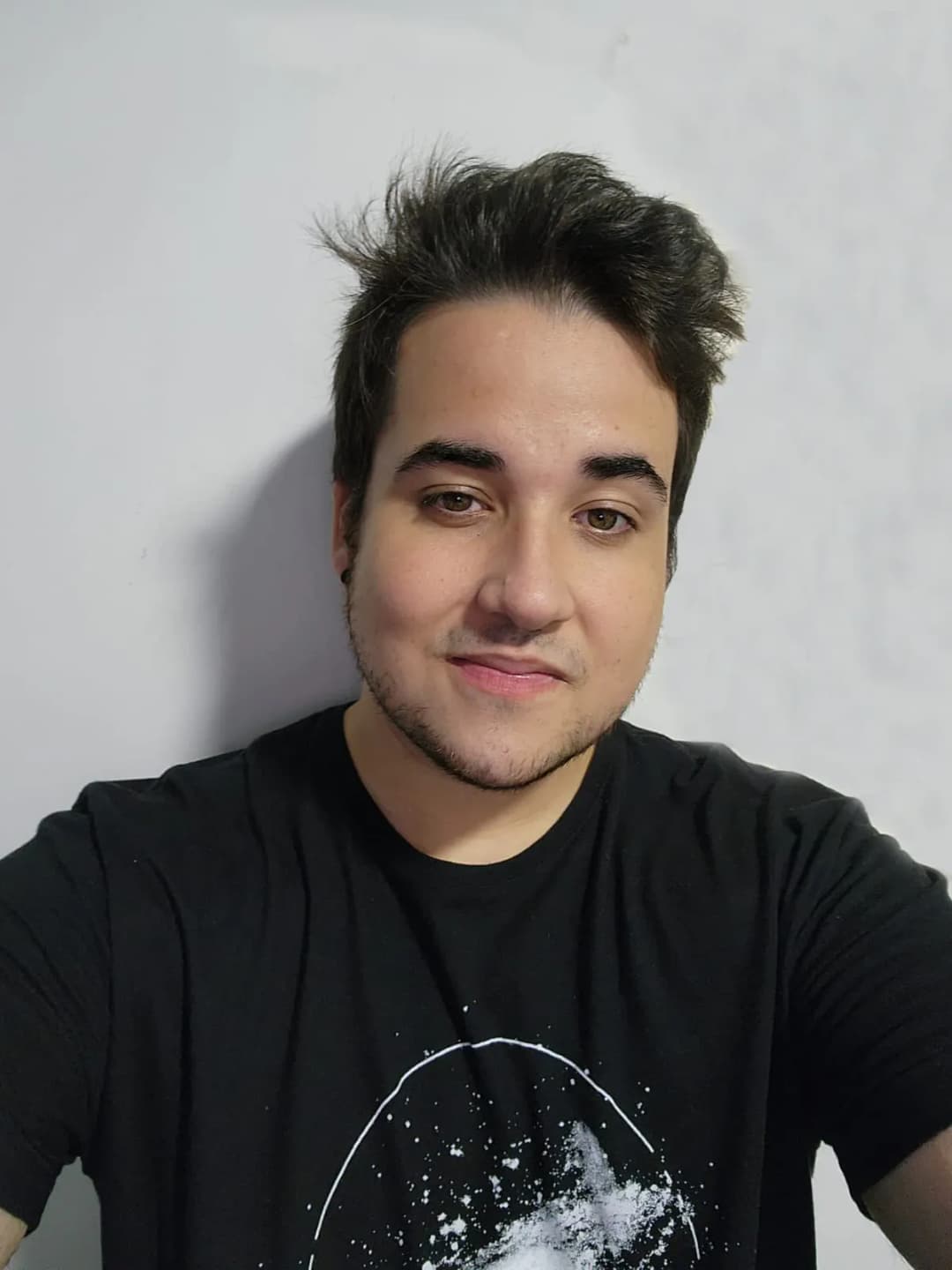 Foto de Ryan Drumond de frente olhando para a câmera sorrindo com uma camisa preta